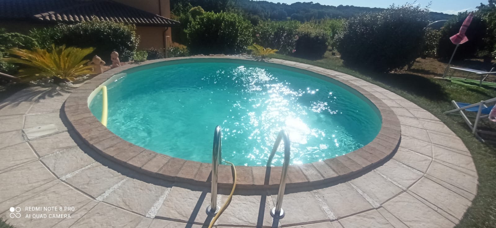 Piscina seminterrata su terreno in pendenza Umbria